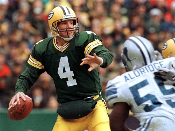 Green Bay Packers quarterback Brett Favre drops back to throw a