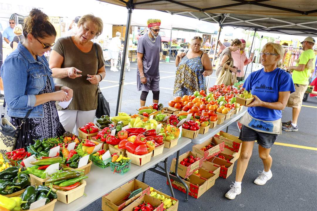 MAG-farmersmarketmag11Donna-Farnsel-right-of-Fa