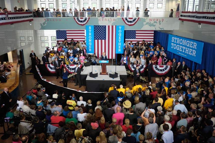 CTY-clinton04p-plaza-overall-crowd