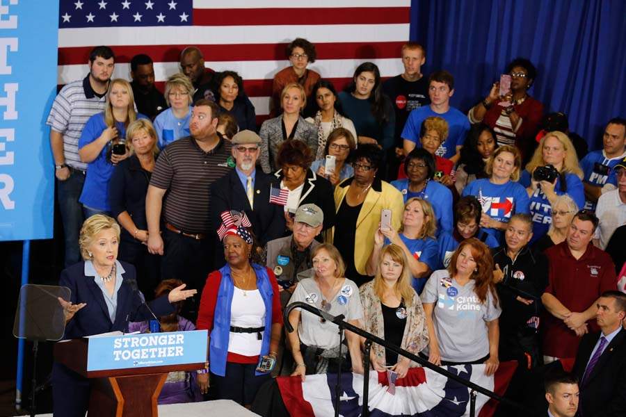 CTY-clinton04p-supporters-to-her-left