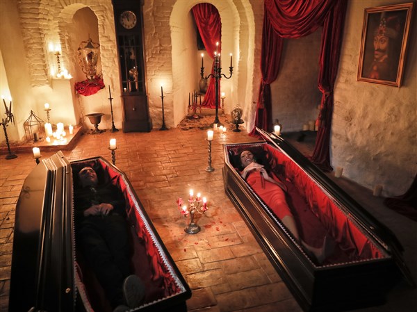 Romania 2 Canadians To Sleep In Coffins At Draculas Castle The Blade