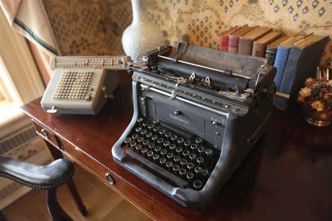 MANOR16Typewriter