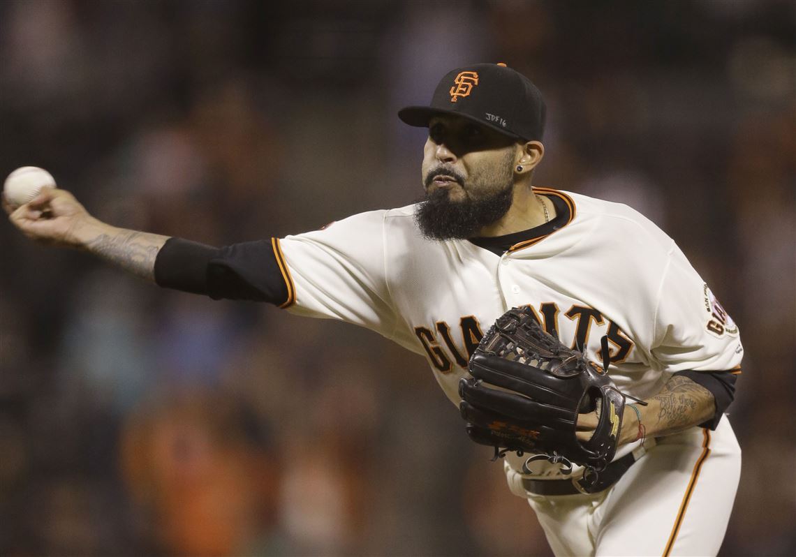 Dodgers agree to terms with former Giants reliever Sergio Romo