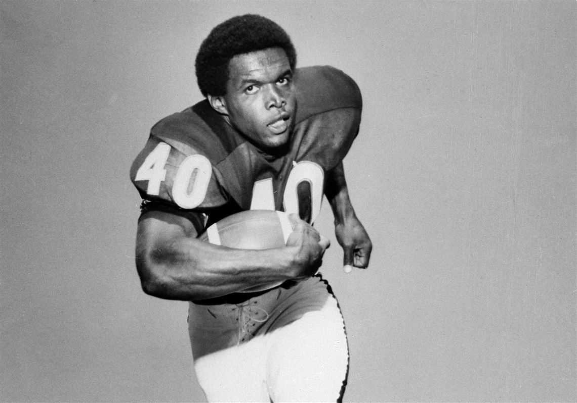 Gale Sayers: Photos of the Chicago Bears legend and Hall of Famer