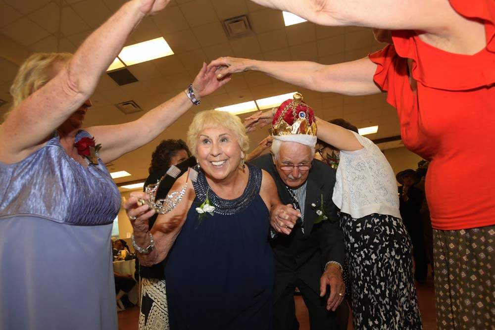 CTY-seniorprom29-king-queen-tunnel