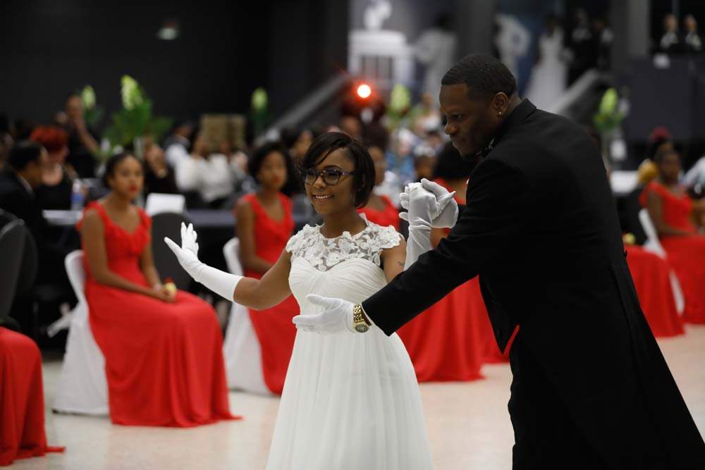 SOC-cotillion27p-Taylar-Knowles-is-presented-by-Robert-Sandifer