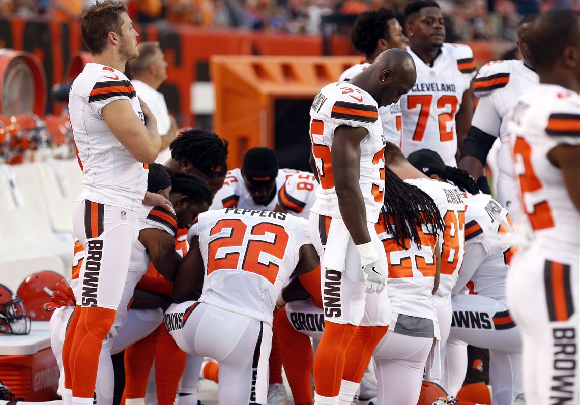 Browns, Bengals stand united during pre-game anthem