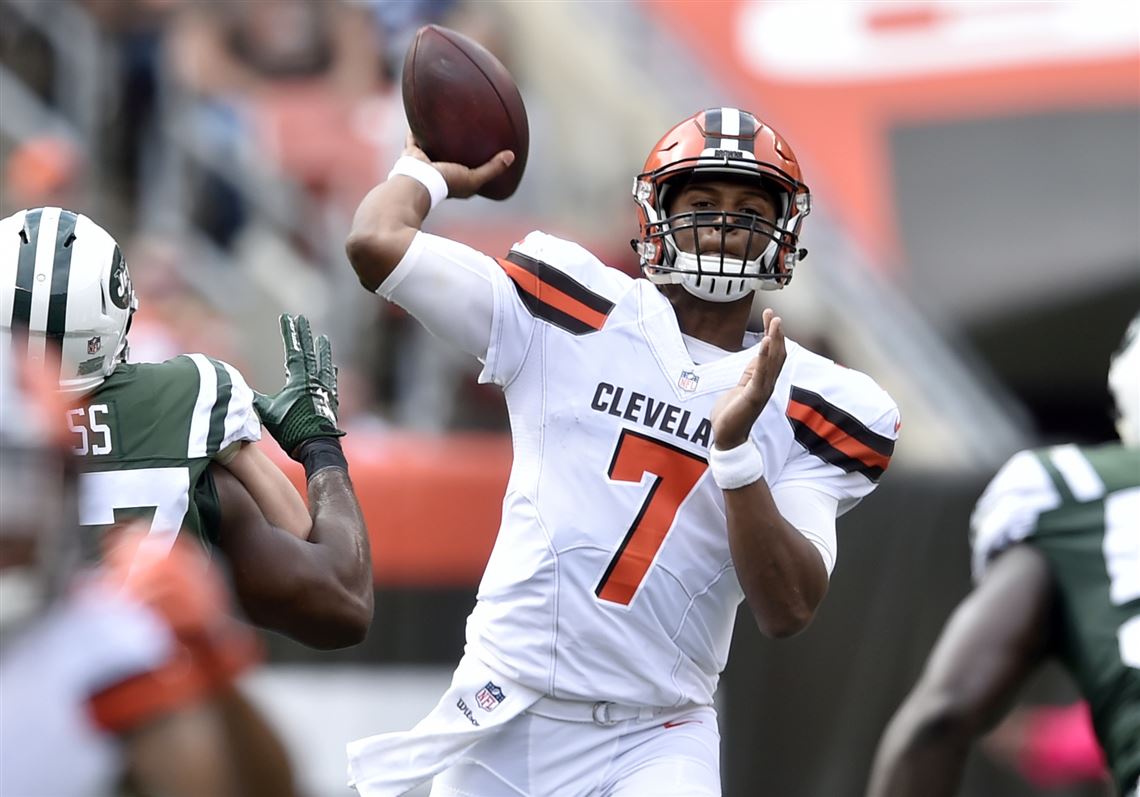 Cleveland Browns quarterback DeShone Kizer (7) looks to throw a