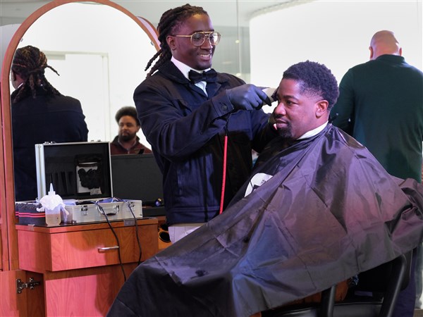 Barber gives Astros theme haircuts 