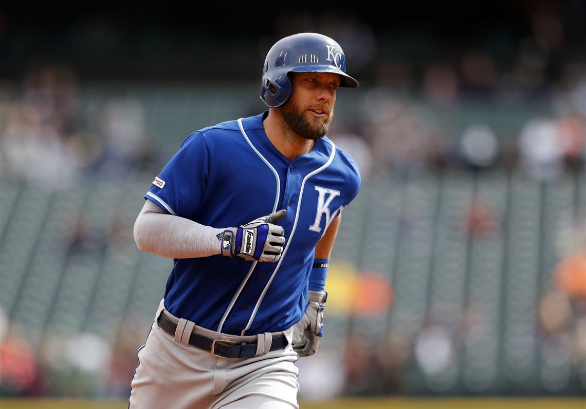 Kansas City Royals' Alex Gordon (4) runs to third base during the