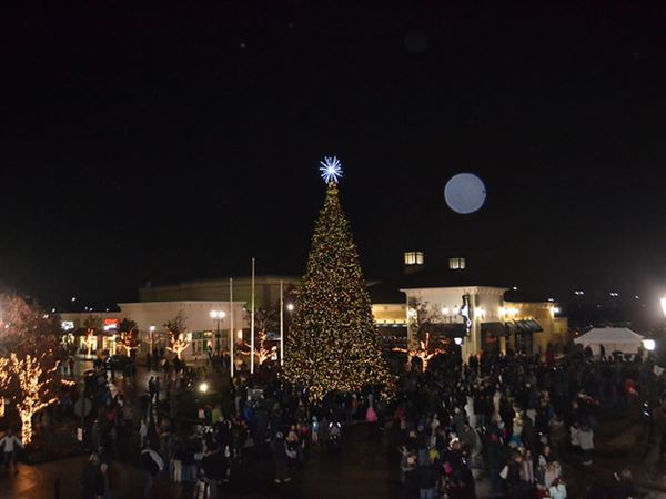Town Center at Levis Commons announces Tree Lighting, live performances
