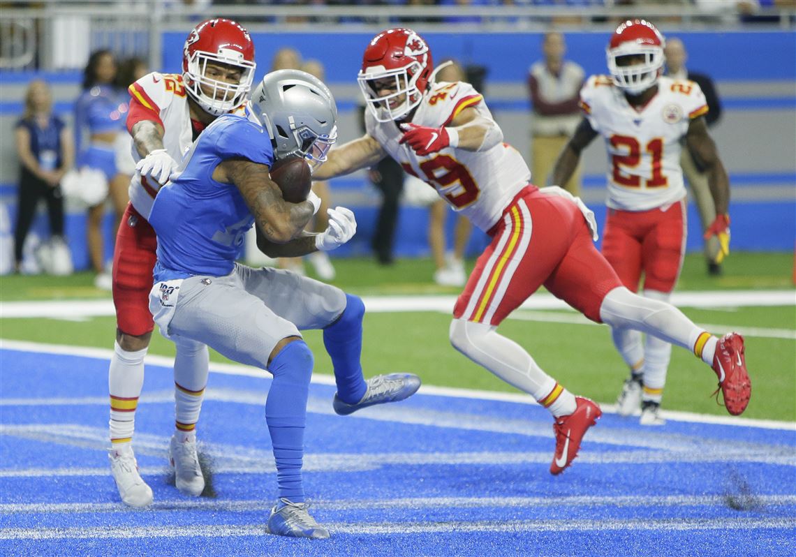 Chiefs score late, stay undefeated with Week 4 win over Lions