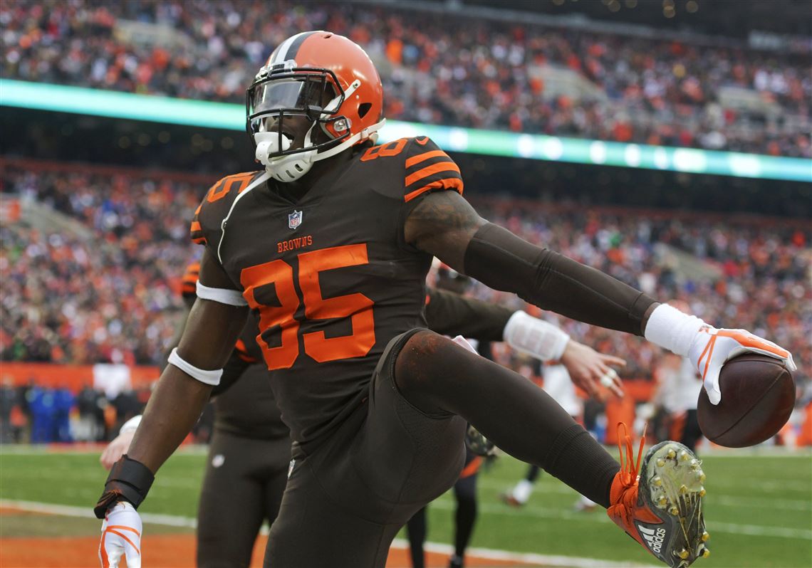 Agent asks Browns to trade tight end David Njoku