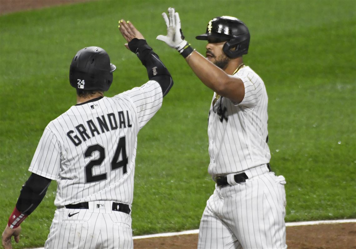 White Sox score two unearned runs in 8th to beat Tigers