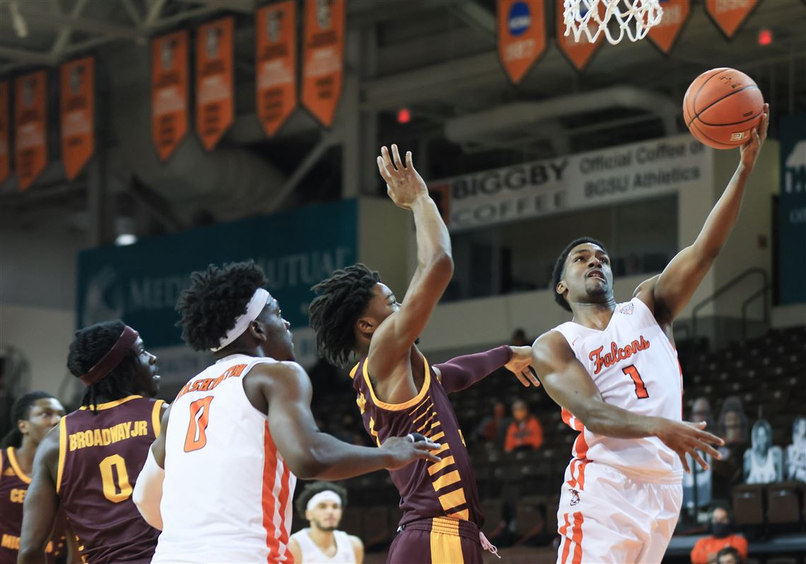 Michigan high schooler hits full-court buzzer beater shot