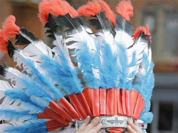 Cleveland Indians ban headdresses, painted faces at games