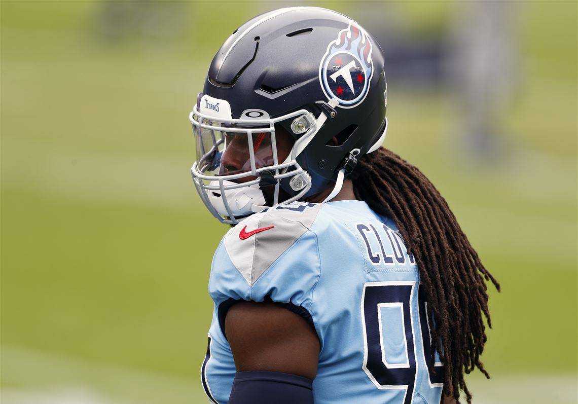 Jadeveon Clowney of the Cleveland Browns rushes the line of