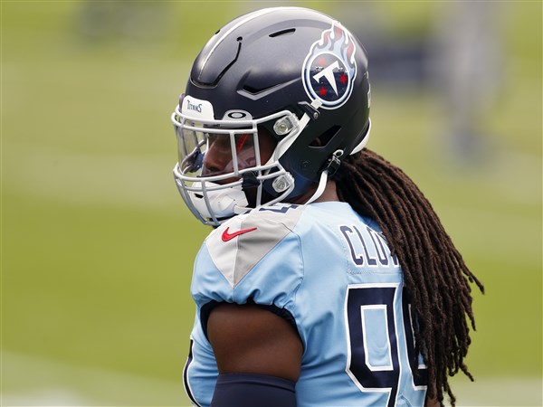 Tennessee Titans linebacker Jadeveon Clowney (99) plays against