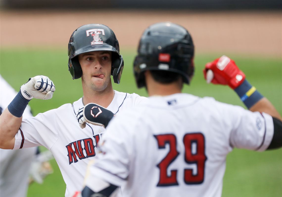 Redbirds end season with win, MLB home run lead