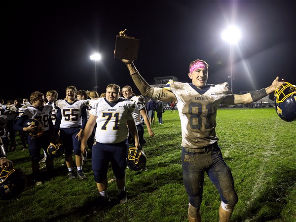 Mechanicsburg High School football team to honor veterans