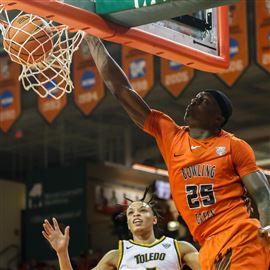 Bowling Greenu2019s Daeqwon Plowden (25) dunks the ball.