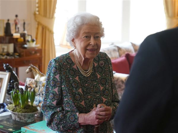 Queen still has mild coronavirus symptoms, cancels online meetings