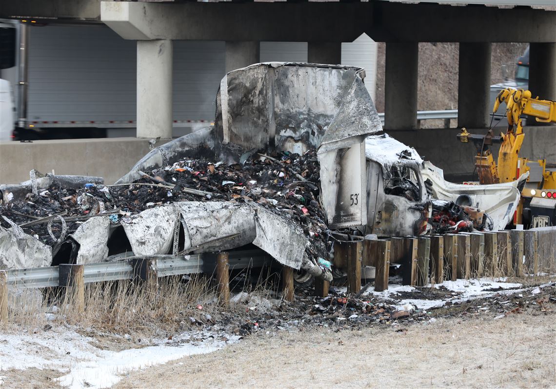 2 dead after 18-wheeler goes wrong way, crashes into 3 cars in Royse City,  police say