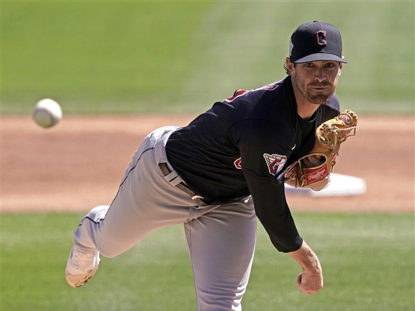 WATCH: Guardians pitcher Shane Bieber and wife stop along the way