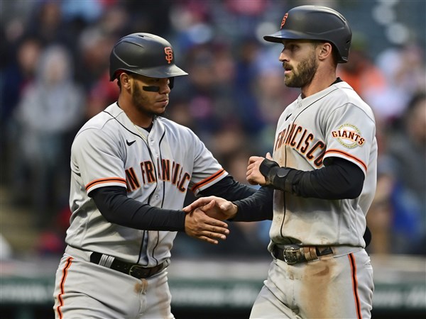 Bases-loaded balk in 8th helps Giants edge Brewers 2-1