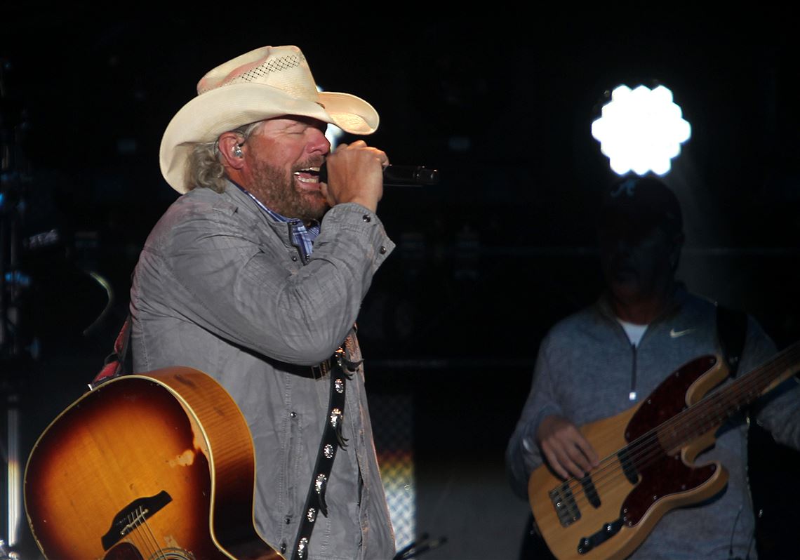 Toby Keith returns to concert stage after stomach cancer diagnosis