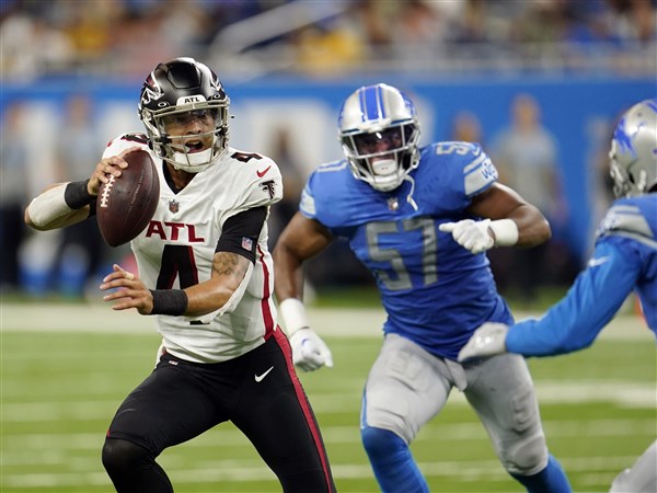 Atlanta Falcons cornerback Dee Alford (37) walks off the field after an NFL  football game against