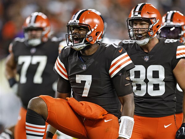 Pittsburgh Steelers 17-29 Cleveland Browns: Jacoby Brissett throws