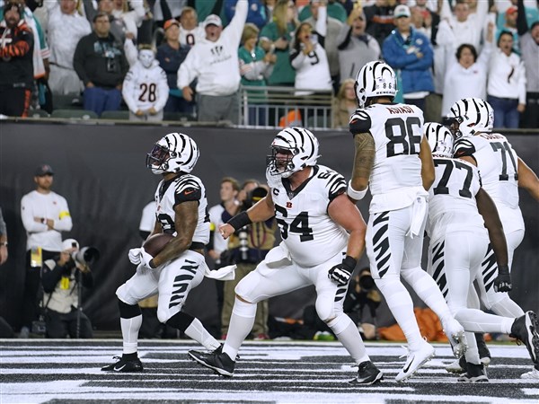 Vonn Bell's second interception helps seal Bengals' win against Miami