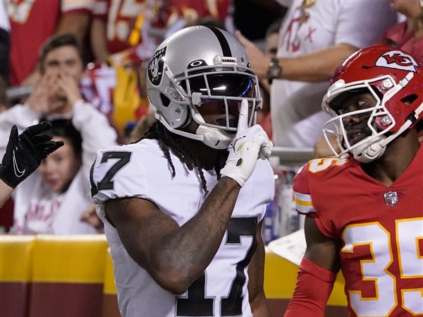 Raiders' Davante Adams shoves cameraman in heated incident