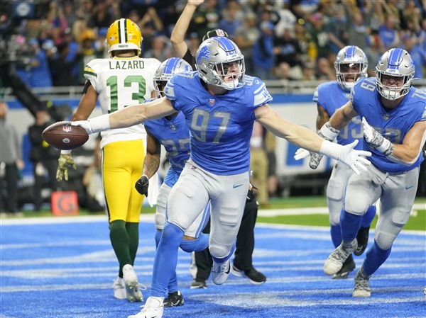 Aaron Rodgers throws 3 INTs, lets Lions edge Packers