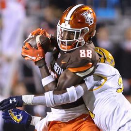 Bowling Green dominates Kent State 49-19 to clinch bowl, win Anniversary  Award - Hustle Belt