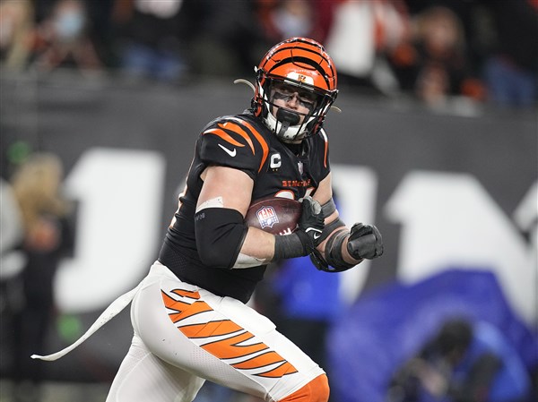 Sam Hubbard's 98-yard fumble return lifts Bengals over Ravens