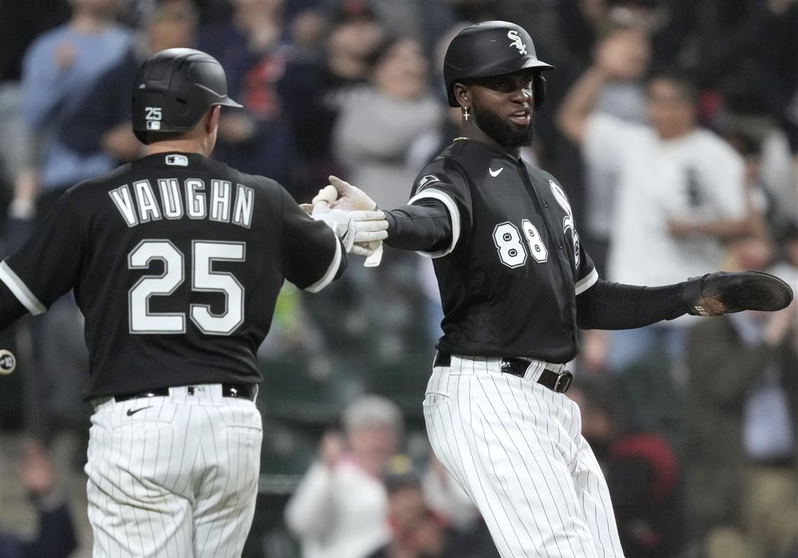 Luis Robert Jr. homers, drives in two runs in White Sox' victory