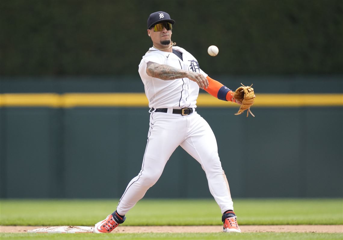 Javier Baez hits reviewed walk-off single in Tigers debut