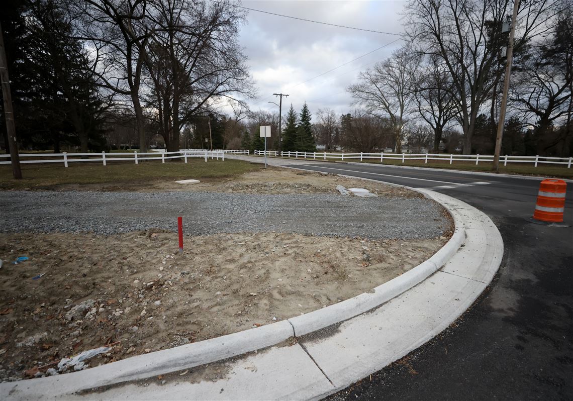 Toledo officials fight with country club over half acre needed for bike  trail