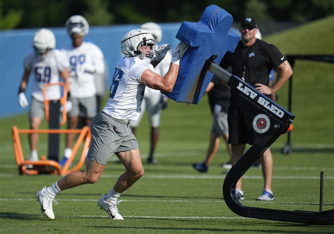 ALLEN PARK, MI - AUGUST 10: Detroit Lions quarterback Jared Goff (16)  throws passes to his receivers during the Detroit Lions Training Camp  practice on August 10, 2022 at the Detroit Lions