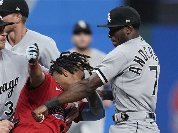 Phillies' Thomson ejected after pitch clock doesn't reset for Nola