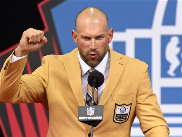 Joe Thomas gets emotional after getting into the Hall of Fame