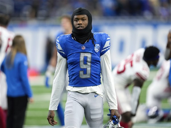 Detroit Lions star gives West Michigan varsity football team pre-game pep  talk 