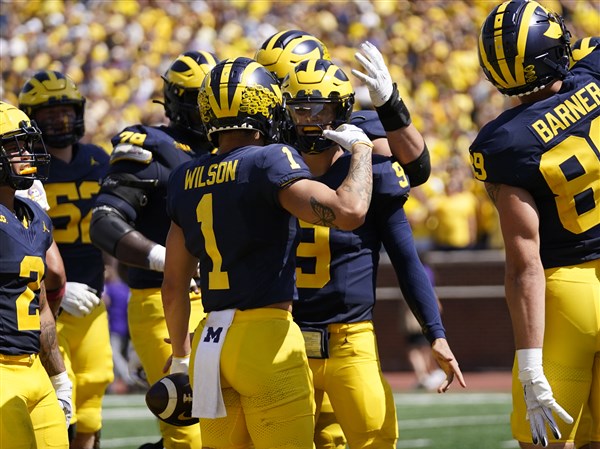 Michigan QB wears 'Free Harbaugh' shirt, leads tribute to