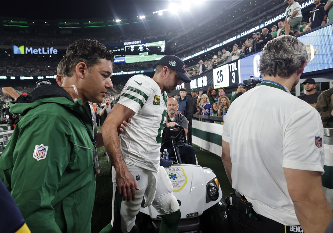 Aaron Rodgers rejoins Jets teammates for Sunday night game vs