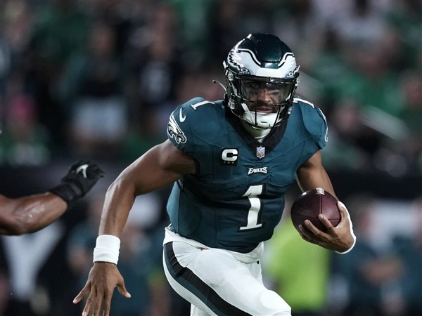 Jalen Hurts, Eagles Hold Off Fumble-Prone Vikings