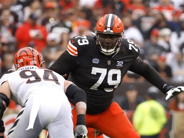Extra-large Browns rookie Dawand Jones set for colossal MNF matchup against  Steelers star T.J. Watt