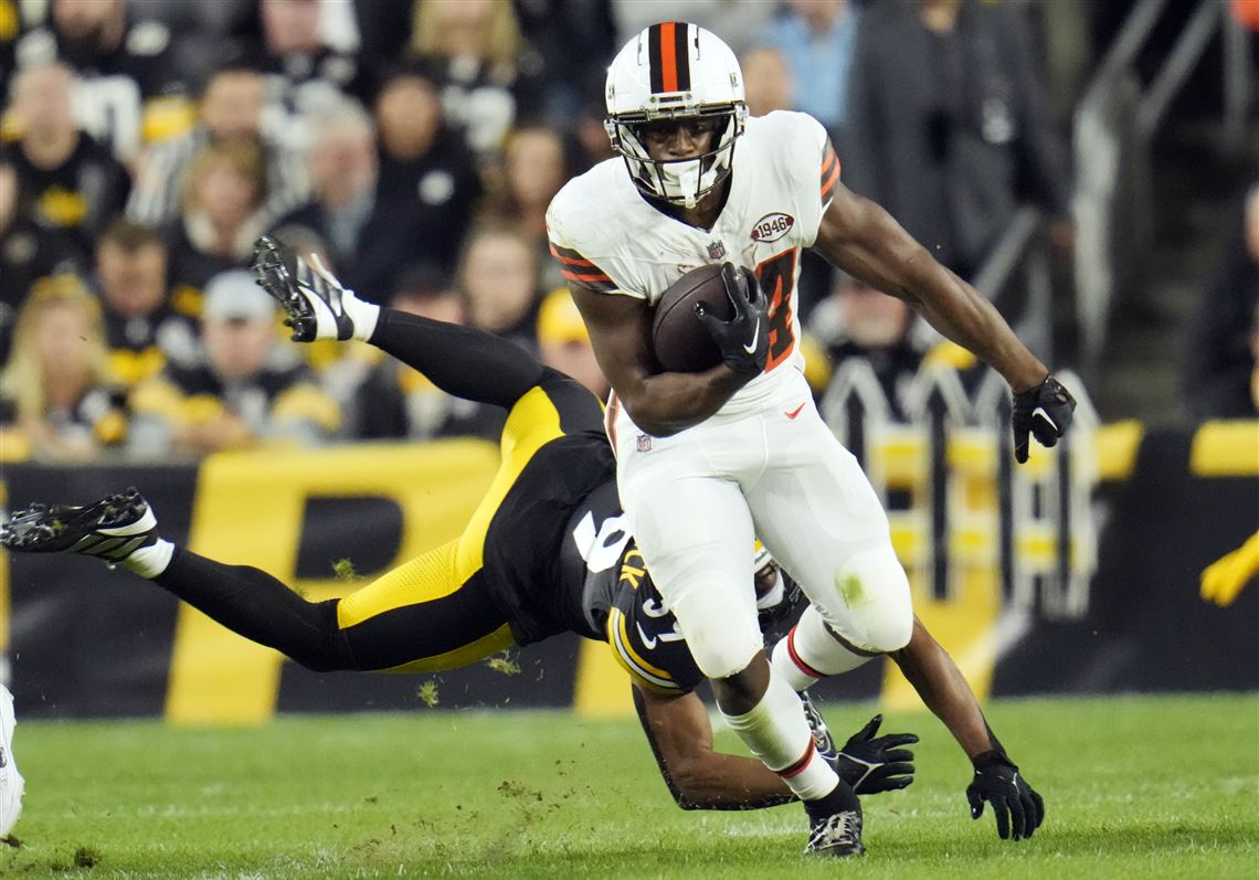 Browns star running back Nick Chubb carted off with left knee in 