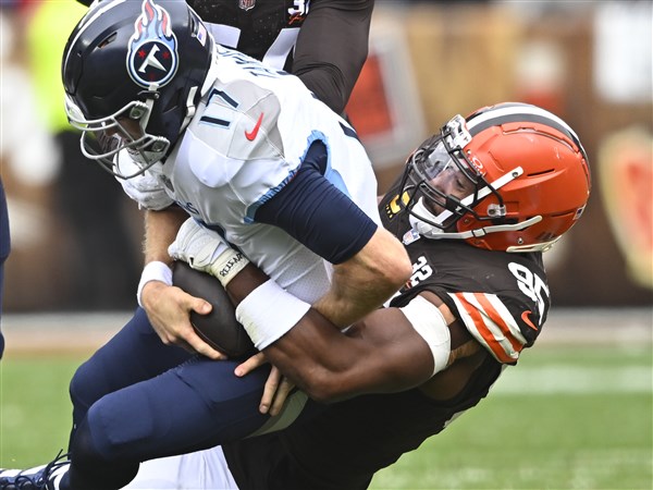 WATCH: Alex Wright gets his first career sack as Browns defense